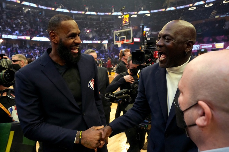 TA独家:詹姆斯与ESPN敲定纪录片协议,模式对标《最后一舞》 TA独家:詹姆斯与ESPN敲定纪录片协议,模式对标《最后一舞》