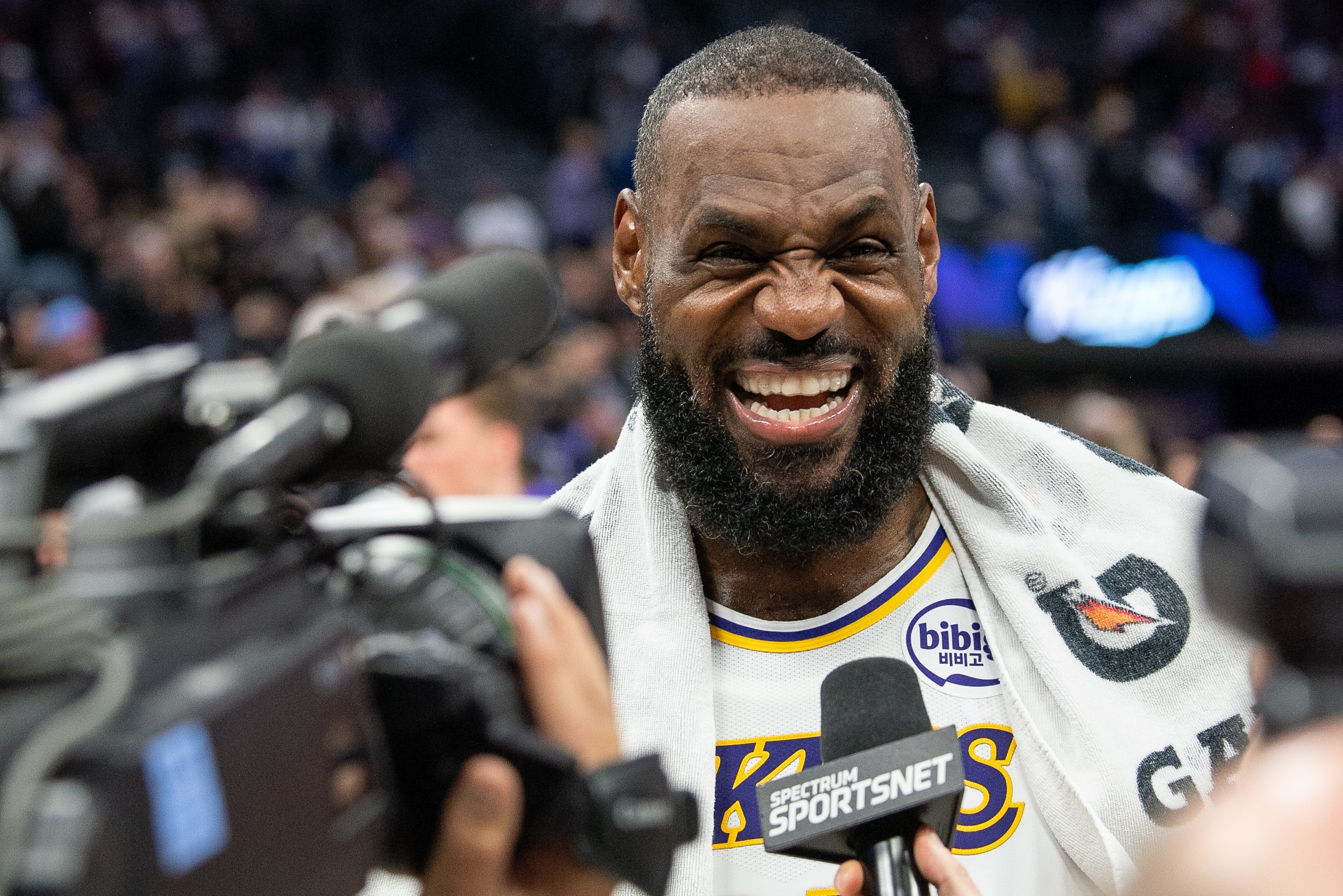 ESPN:詹姆斯加盟76人被内部视为“大胆决定” ESPN:詹姆斯加盟76人被内部视为“大胆决定”
