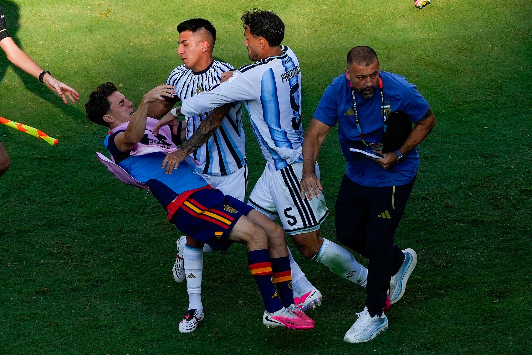 FIFA正式启动纪律程序:莫利纳、帕雷德斯被控暴力行为,阿根廷面临多项指控 FIFA正式启动纪律程序:莫利纳、帕雷德斯被控暴力行为,阿根廷面临多项指控