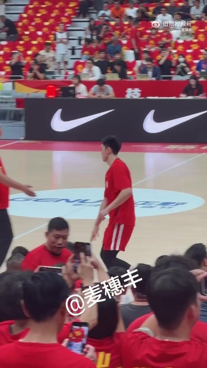 胡明轩赛前跑篮热身 中国男篮今晚19:30迎新西兰 胡明轩赛前跑篮热身 中国男篮今晚19:30迎新西兰
