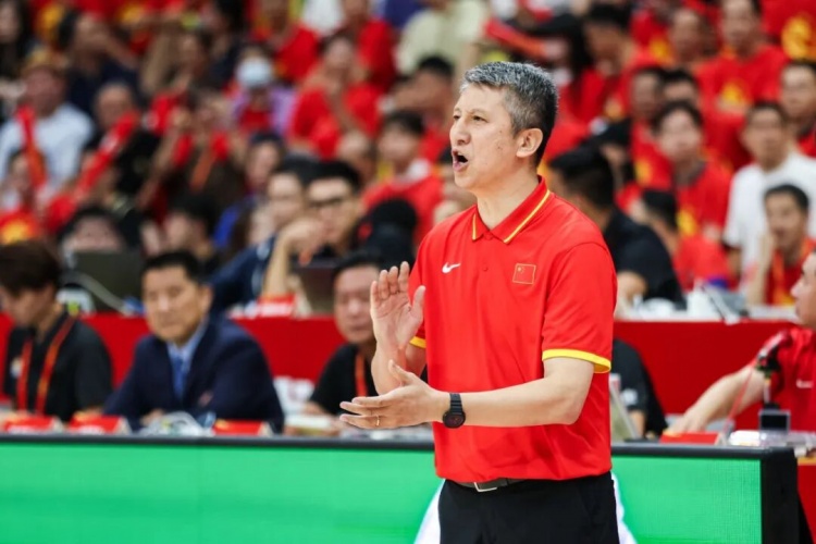 中国男篮夏训收官 8战6胜2负 三后卫短板被全面放大 中国男篮夏训收官 8战6胜2负 三后卫短板被全面放大