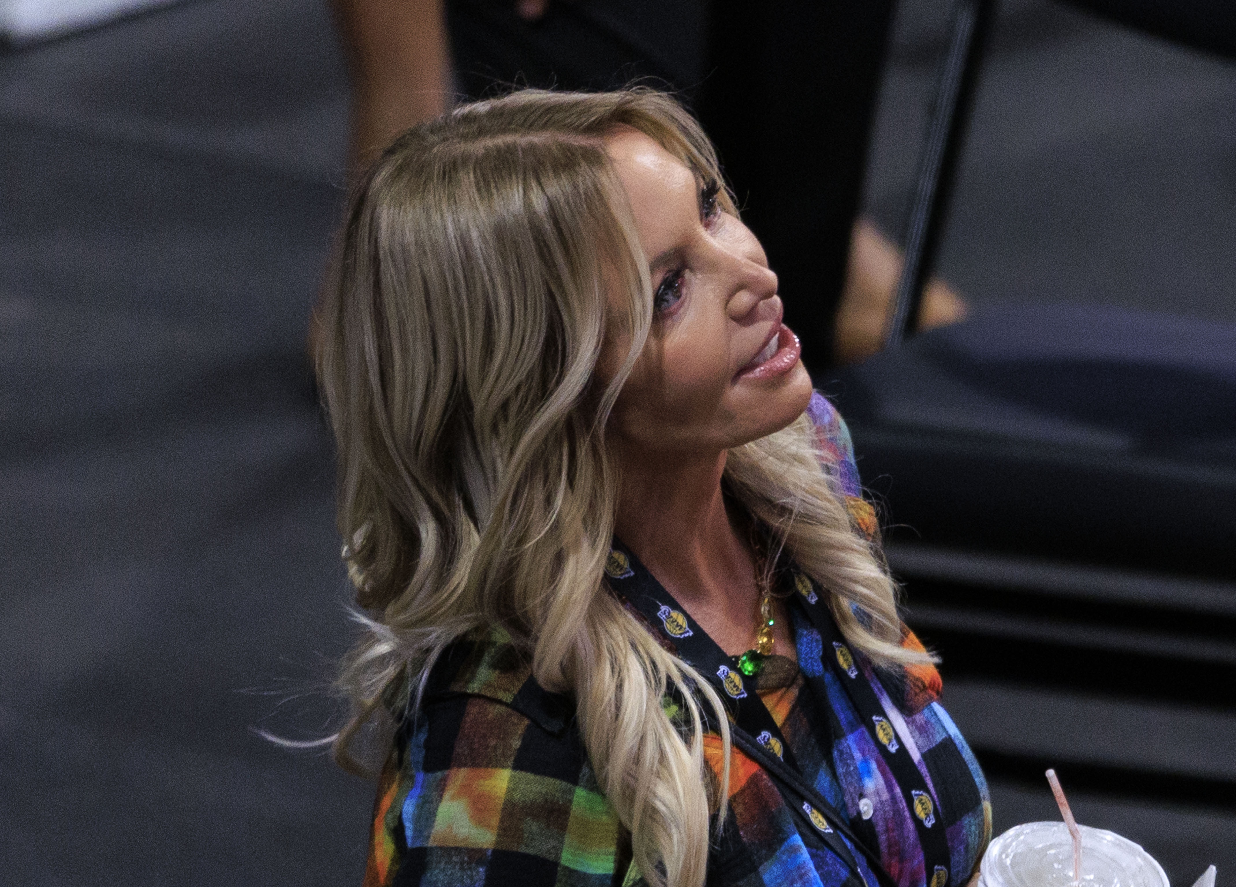 巴斯家族内部不满珍妮：被误导+施压才同意百亿卖队