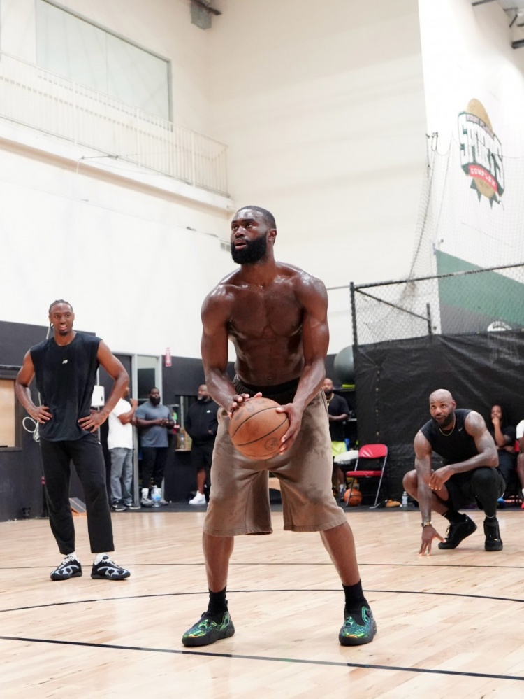 训练师晒詹皇父子与马克西合练照 LBJ携新秀布朗尼同场特训 训练师晒詹皇父子与马克西合练照 LBJ携新秀布朗尼同场特训