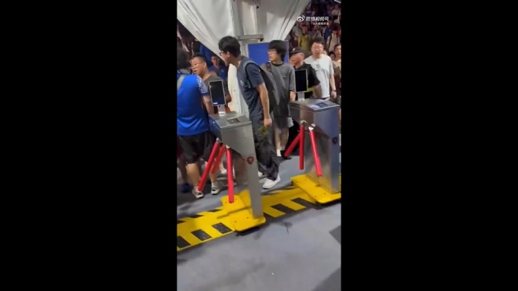 三名申花球迷围攻武磊球衣儿童被行拘，文汇网：德比更是“比德”