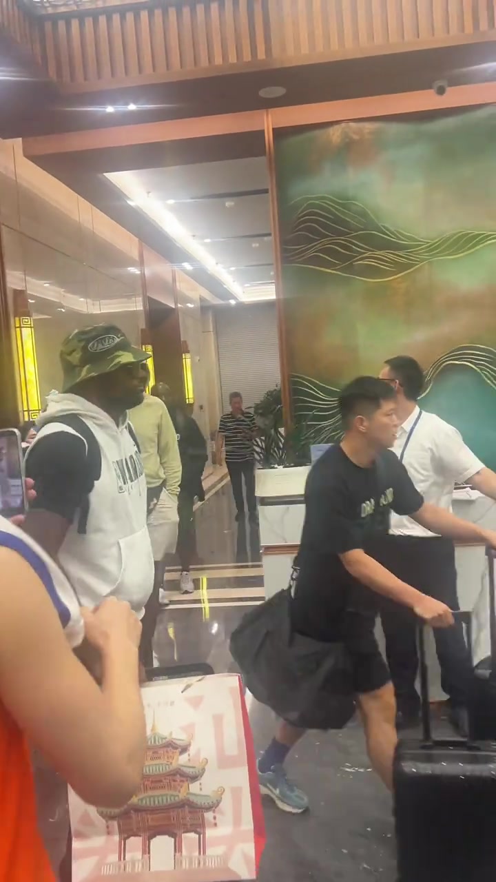 德雷蒙德·格林中国行酒店外为球迷逐个签名